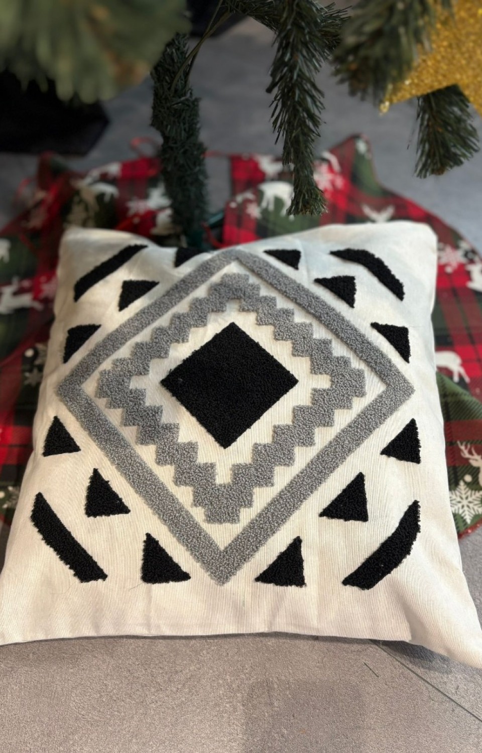 2'li Punch Nakışlı 45x45 cm Kırlent Kılıfı 17 2'li Punch Nakışlı 45x45 cm Kırlent Kılıfı 17